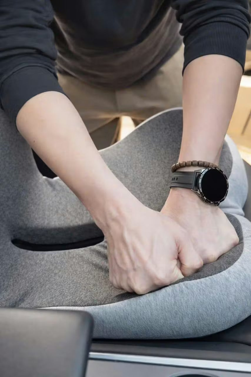 Customer pressing fists into the Celinva cushion on a car seat to test the high-density foam